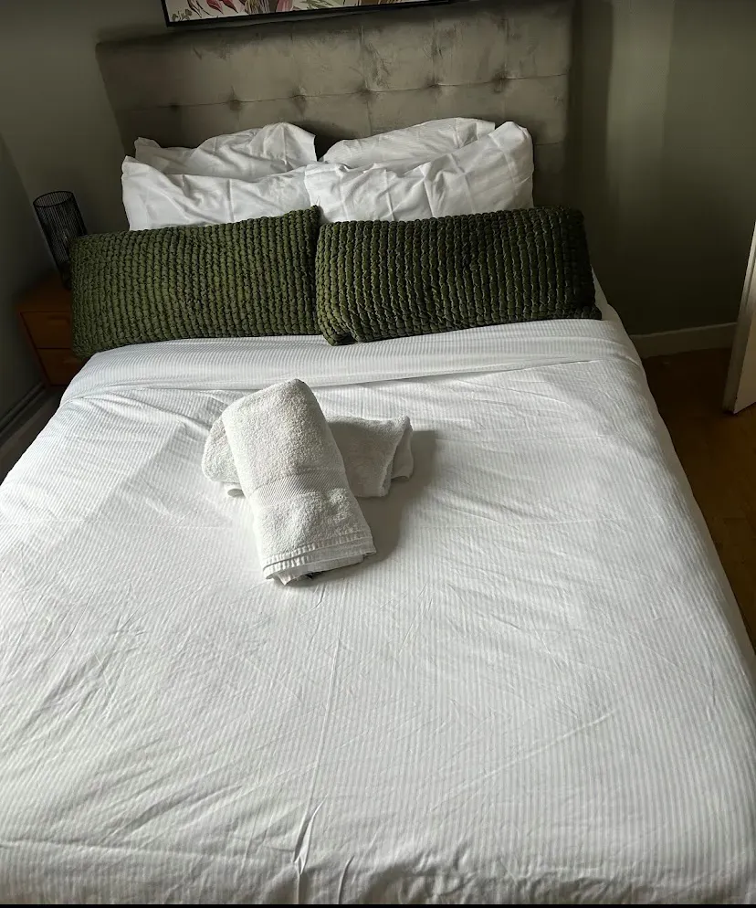 Lit préparé façon hôtel pour location courte durée à Lyon