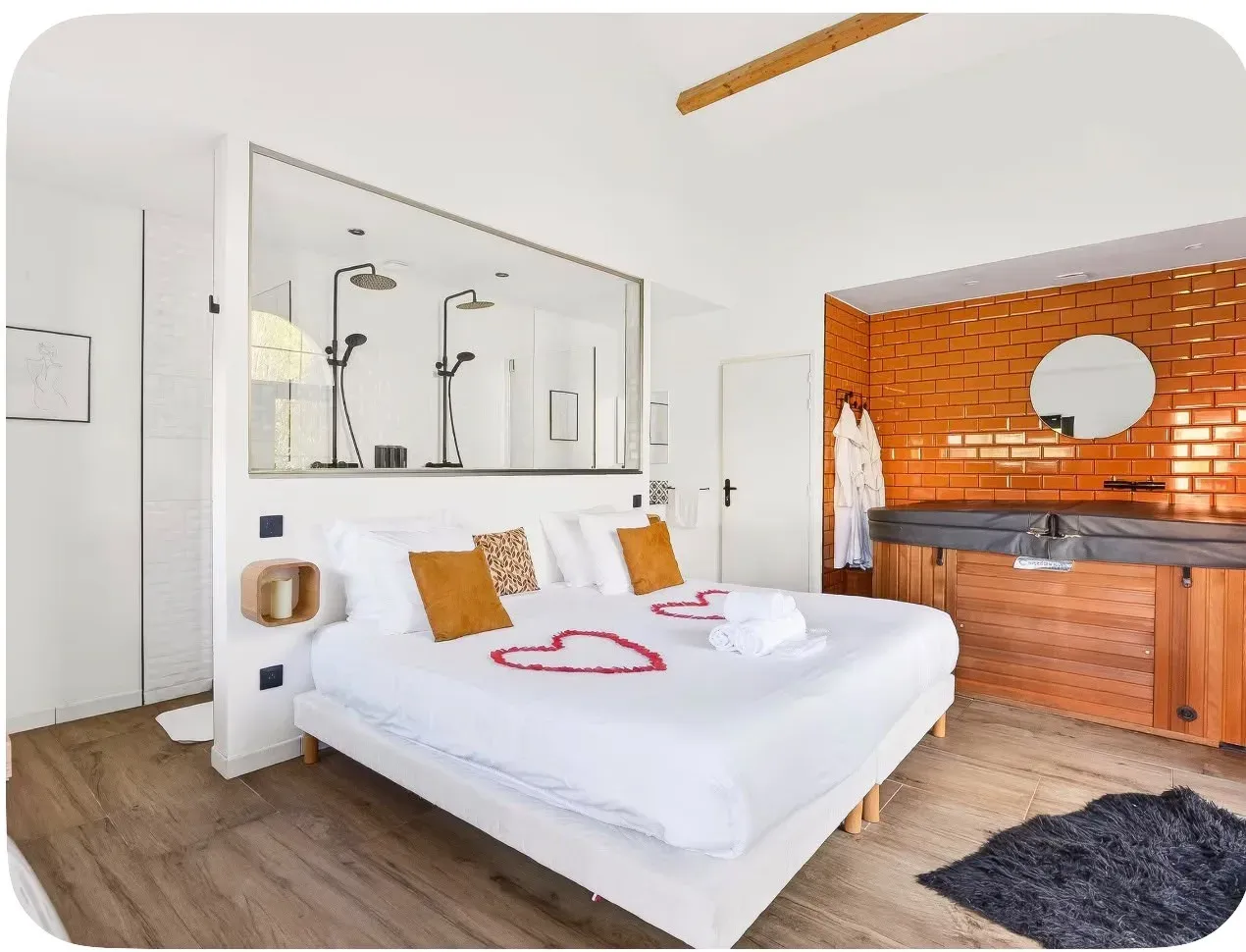 Suite avec spa privatif, lit double dressé et cœurs en pétales de rose